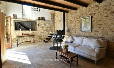 Propriété - 245 m² - 9 pièces