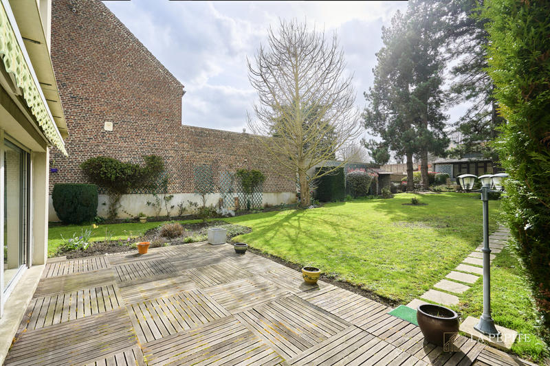 Maison - 288 m² - 8 pièces