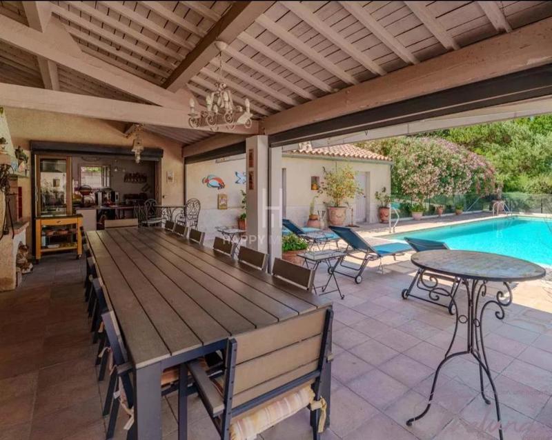 Propriété - 302 m² - 9 pièces