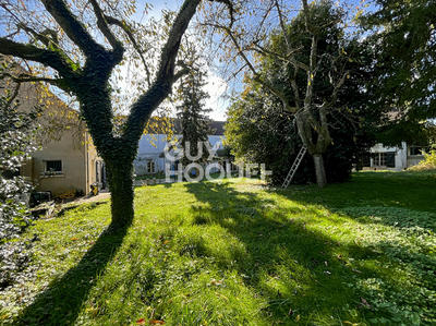 Maison - 1 119 m² - 40 pièces