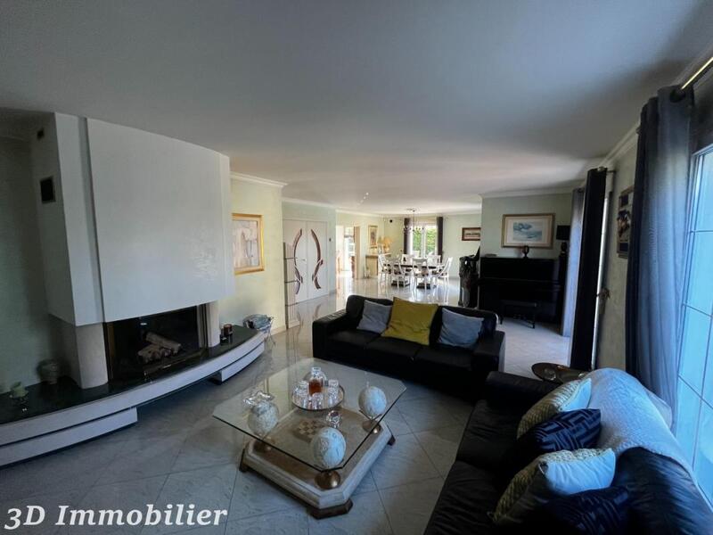 Maison - 210 m² - 10 pièces