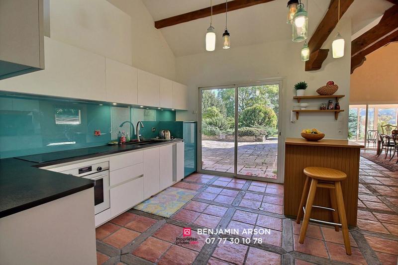 Maison - 305 m² - 9 pièces