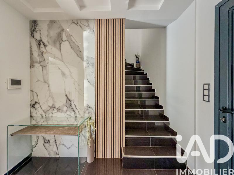 Maison - 285 m² - 10 pièces