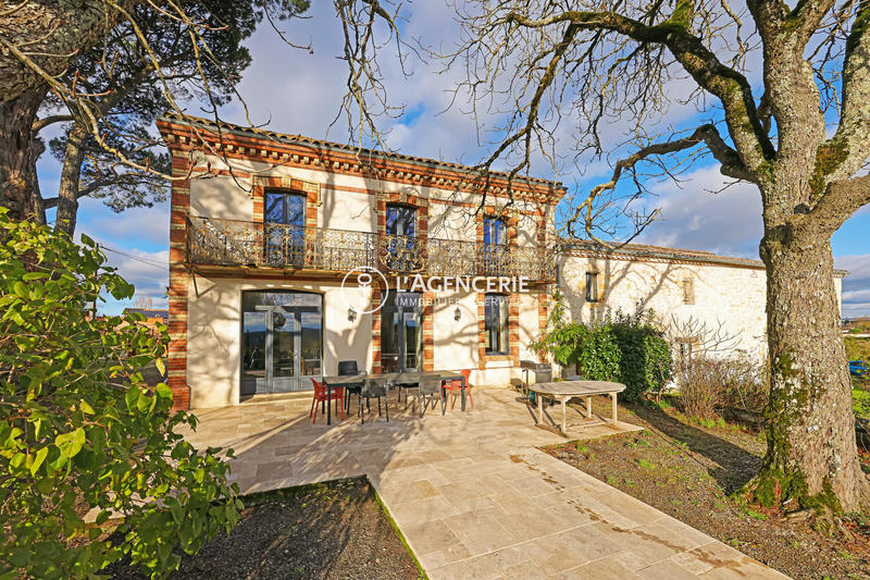 Maison - 280 m² - 8 pièces