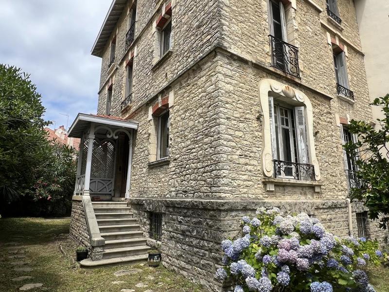 Maison - 280 m² - 9 pièces