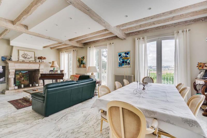 Maison - 250 m² - 8 pièces