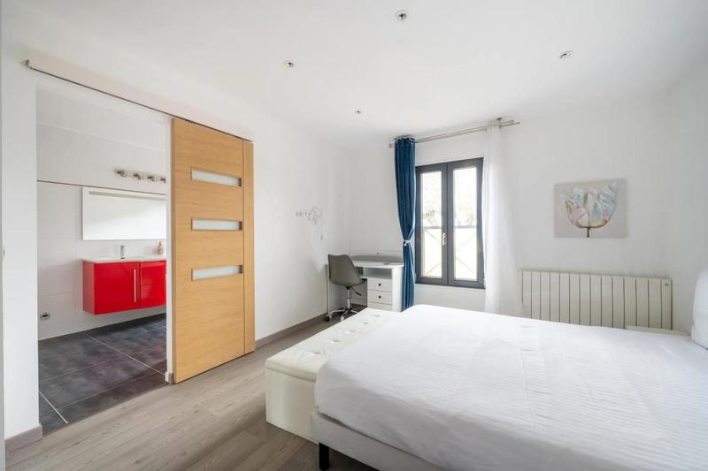 Maison - 225 m² - 8 pièces