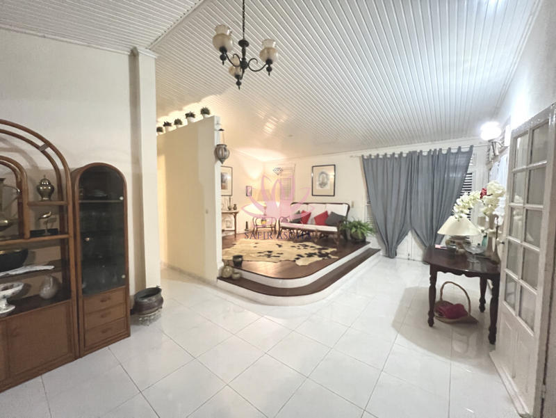 Maison - 330 m² - 13 pièces