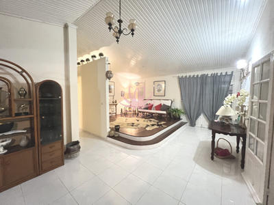 Maison - 330 m² - 13 pièces