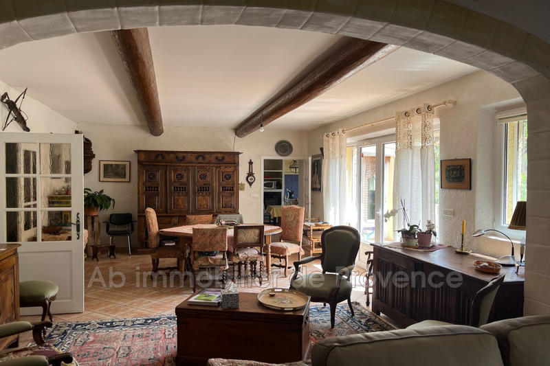 Propriété - 227 m² - 6 pièces