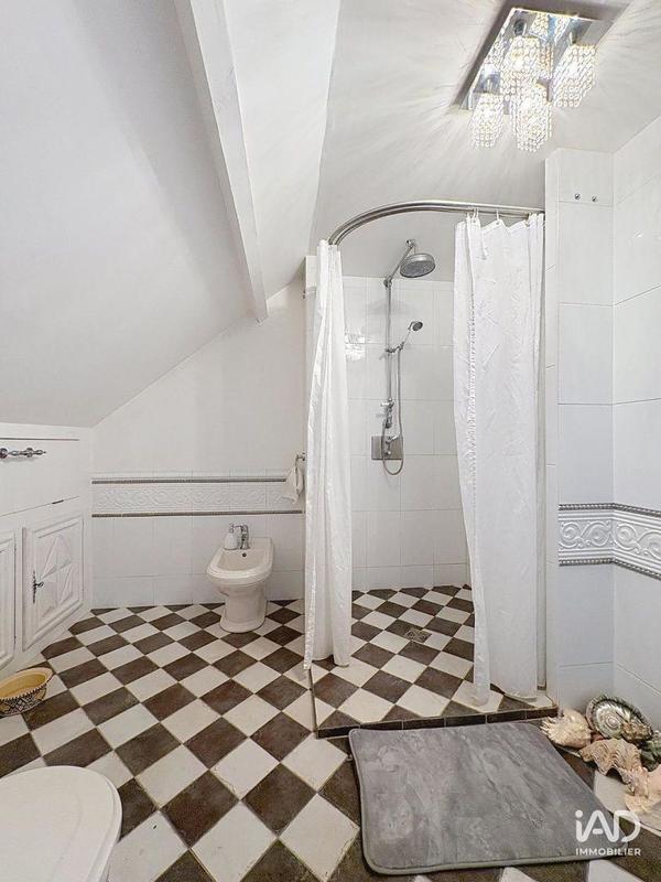 Maison - 196 m² - 7 pièces