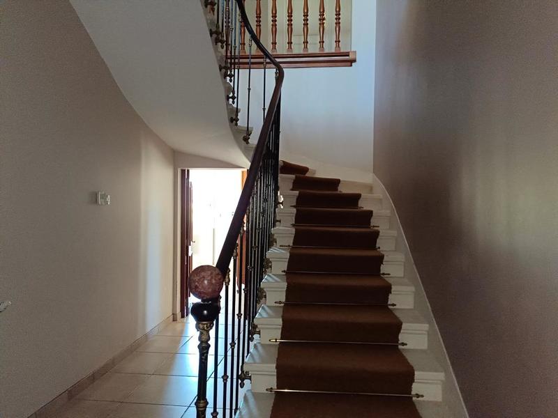 Maison - 287 m² - 8 pièces