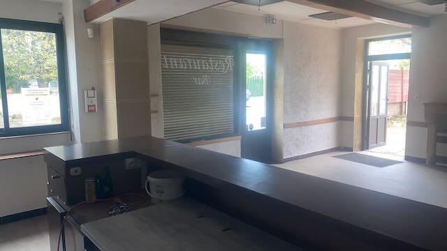 Local commercial - 150 m² - 4 pièces