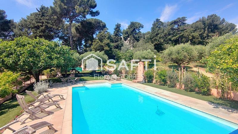 Maison - 250 m² - 9 pièces