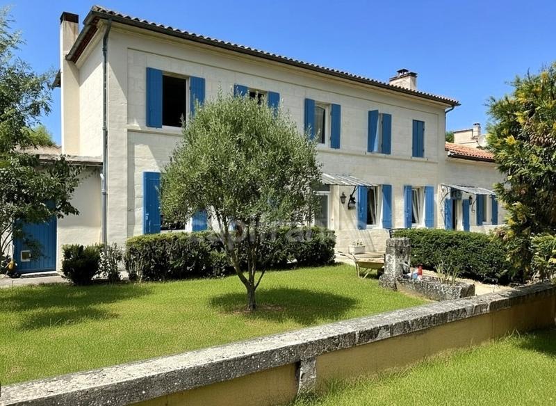 Demeure - 254 m² - 9 pièces