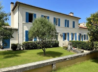 Demeure - 254 m² - 9 pièces