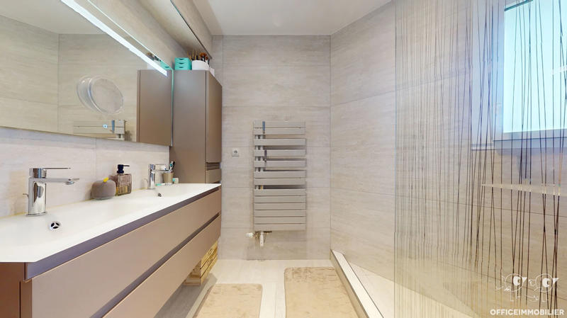 Maison - 220 m² - 6 pièces