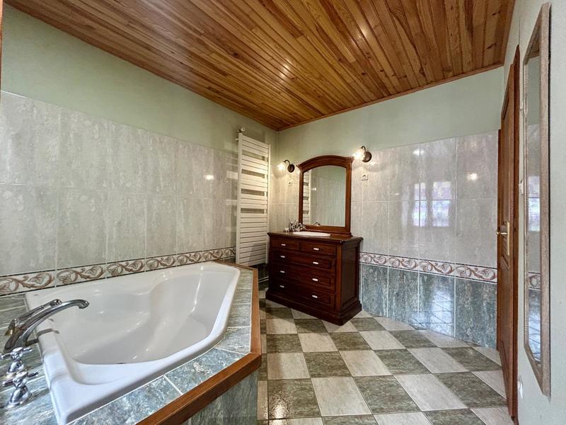 Maison - 323 m² - 6 pièces