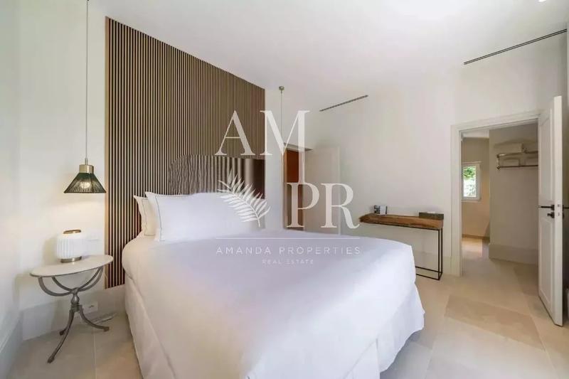 Maison - 300 m² - 8 pièces