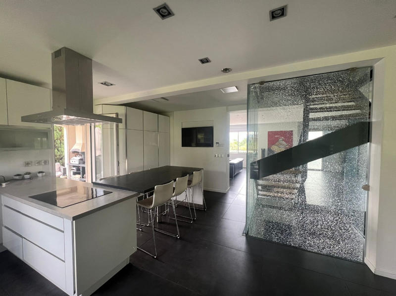 Maison - 250 m² - 8 pièces