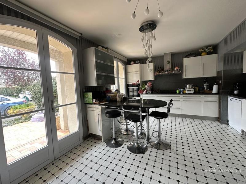 Maison - 300 m² - 10 pièces