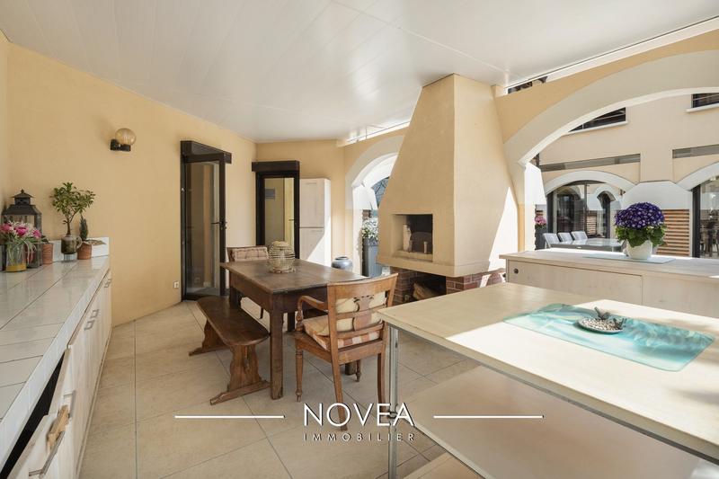 Maison - 242 m² - 10 pièces