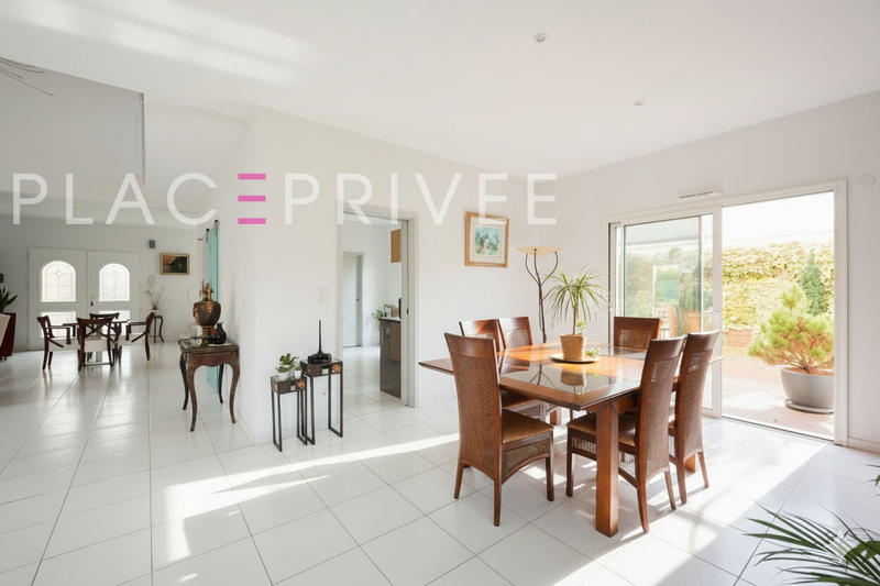 Maison - 225 m² - 7 pièces