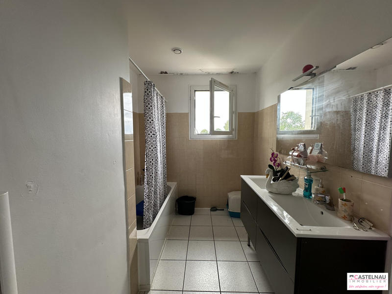 Maison traditionnelle - 240 m² - 8 pièces