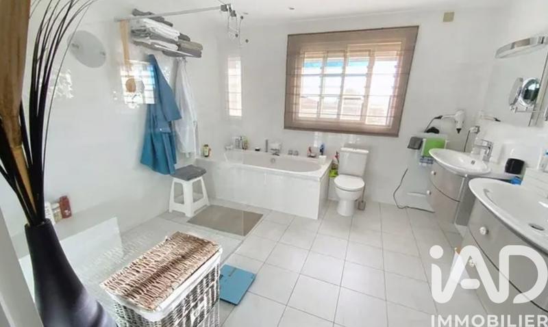 Maison - 260 m² - 7 pièces