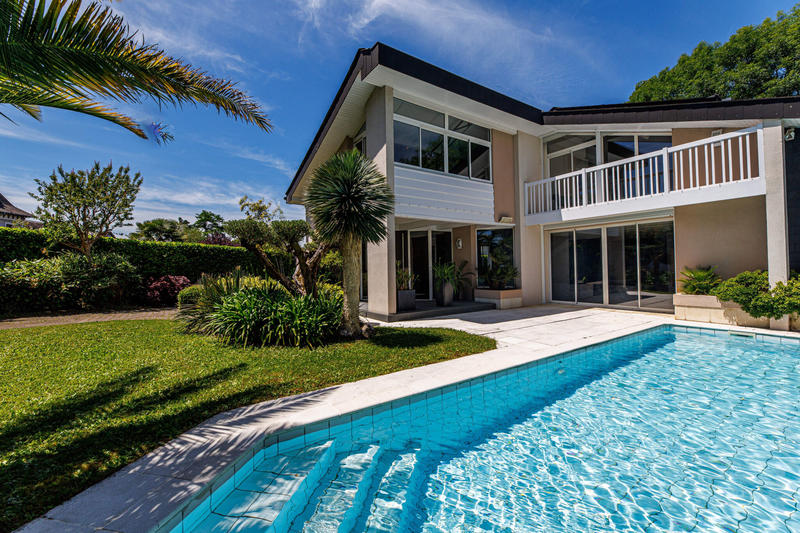 Maison - 219 m² - 7 pièces