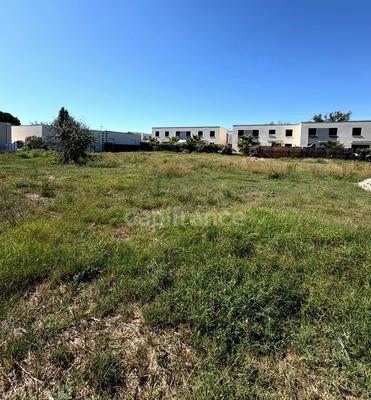 Terrain constructible - 693 m²