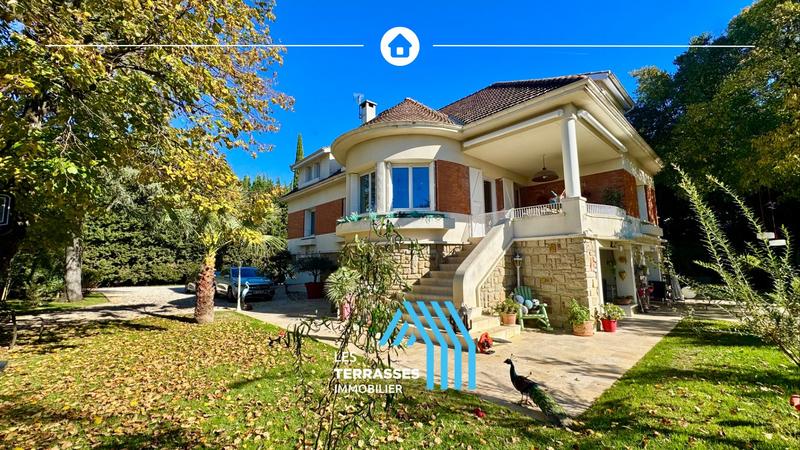 Maison - 280 m² - 9 pièces