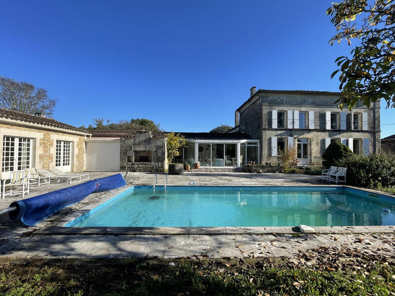 Maison - 242 m² - 7 pièces