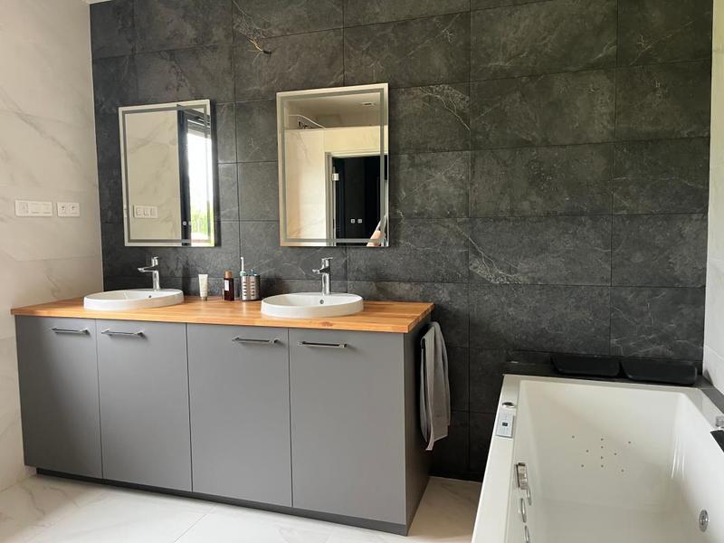 Maison - 204 m² - 5 pièces