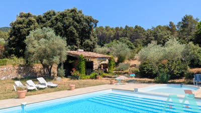 Propriété - 325 m² - 7 pièces