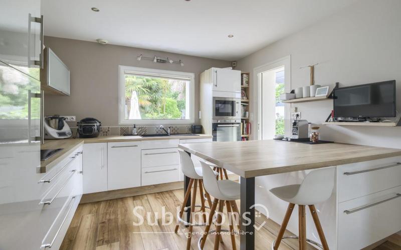 Maison - 235 m² - 8 pièces