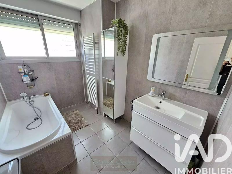 Maison - 215 m² - 9 pièces