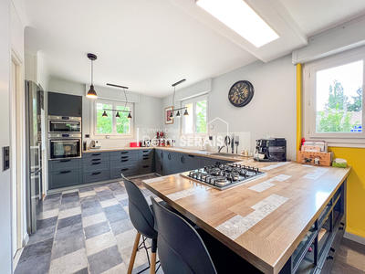 Maison - 248 m² - 9 pièces