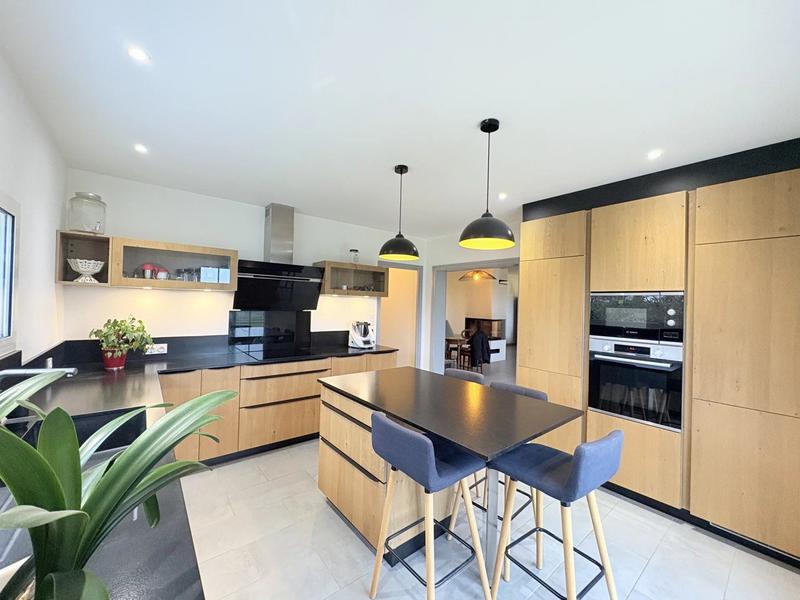 Maison - 278 m² - 9 pièces