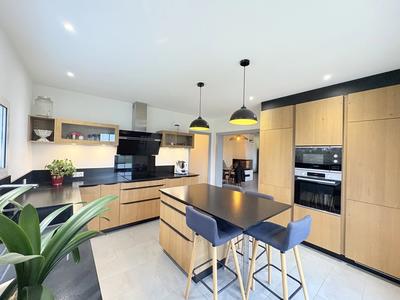 Maison - 278 m² - 9 pièces