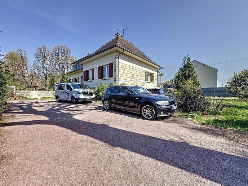 Maison - 220 m² - 10 pièces