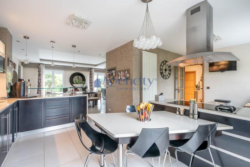 Maison - 214 m² - 7 pièces