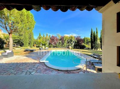 Propriété - 275 m² - 8 pièces