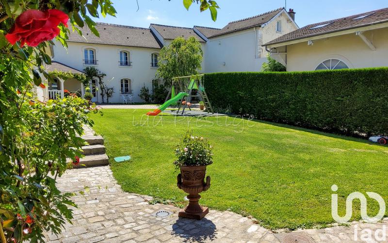 Maison - 868 m² - 14 pièces