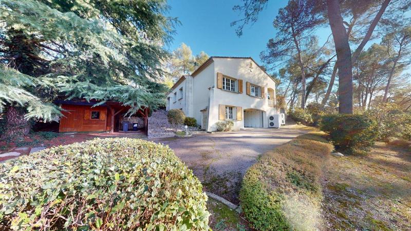 Villa - 248 m² - 9 pièces