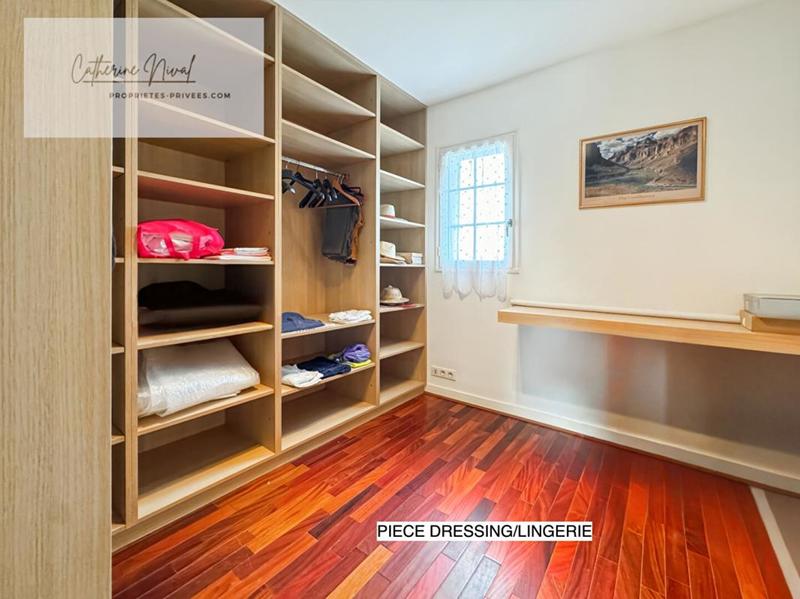 Maison - 210 m² - 9 pièces