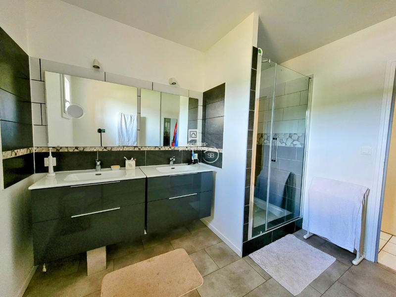 Maison - 235 m² - 9 pièces