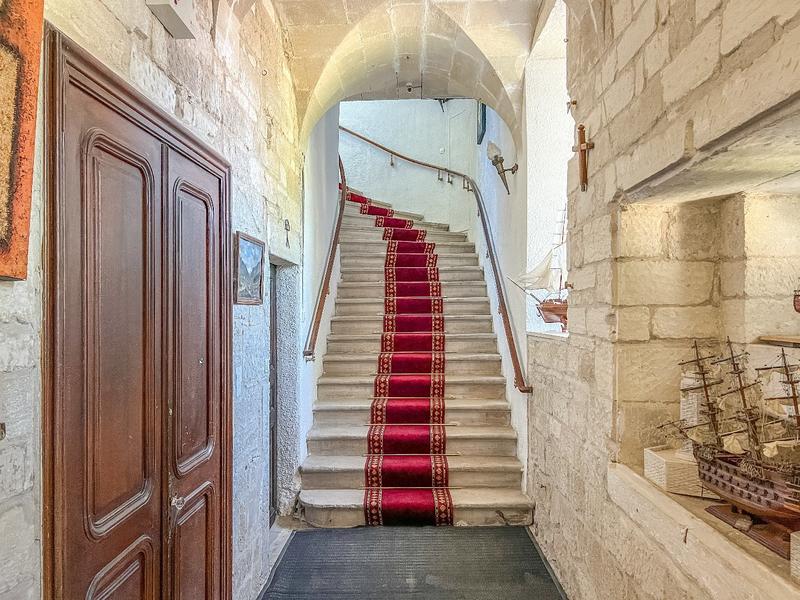 Maison - 2 000 m² - 24 pièces