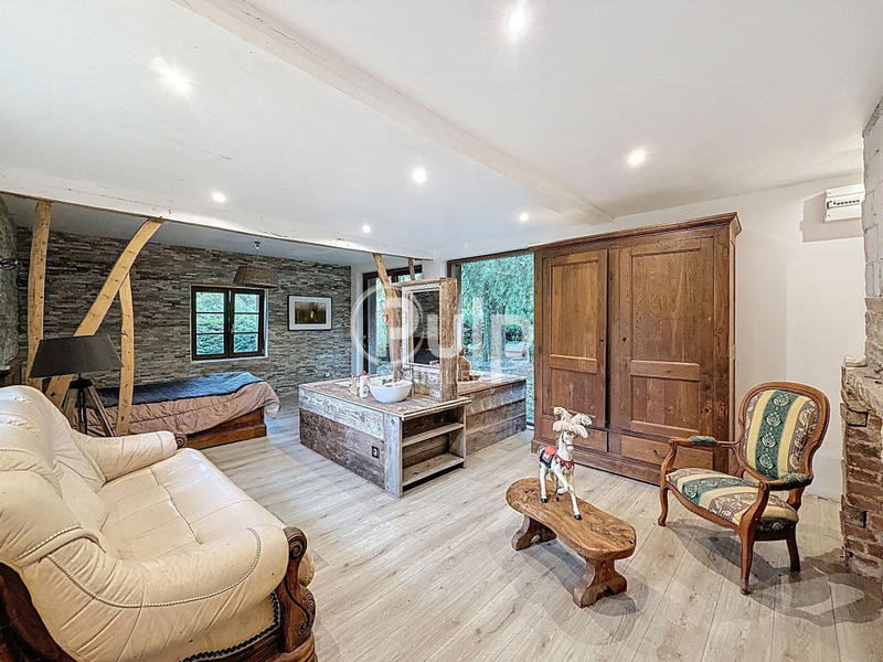 Demeure - 249 m² - 13 pièces