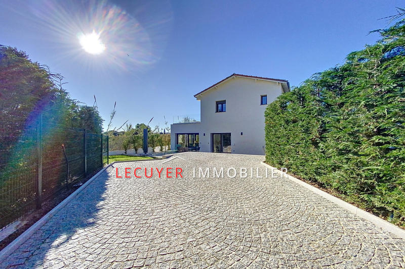 Maison - 104 m² - 4 pièces